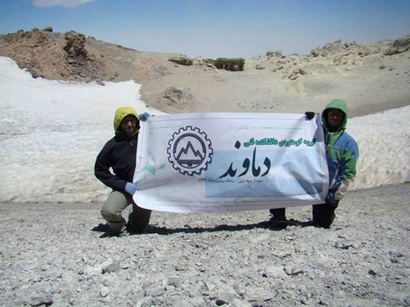صعود آقایان علیرضا شفیعی فر و سعید عسگریان از همکاران مهندسین مشاور هندسه پارس به قله 5671 متری دماوند -  مرداد 92