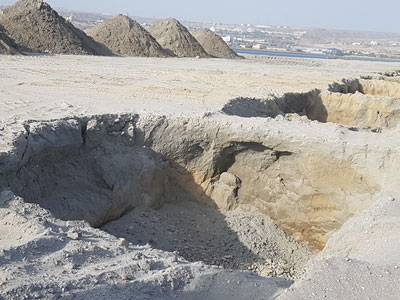 حفر گودال برای ریختن مصالح سنگی پیش از شروع عملیات تراکم